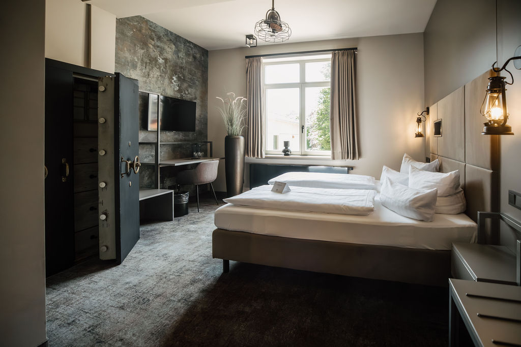 ein Komfortzimmer mit dem historischen Kreishaus-Tresor