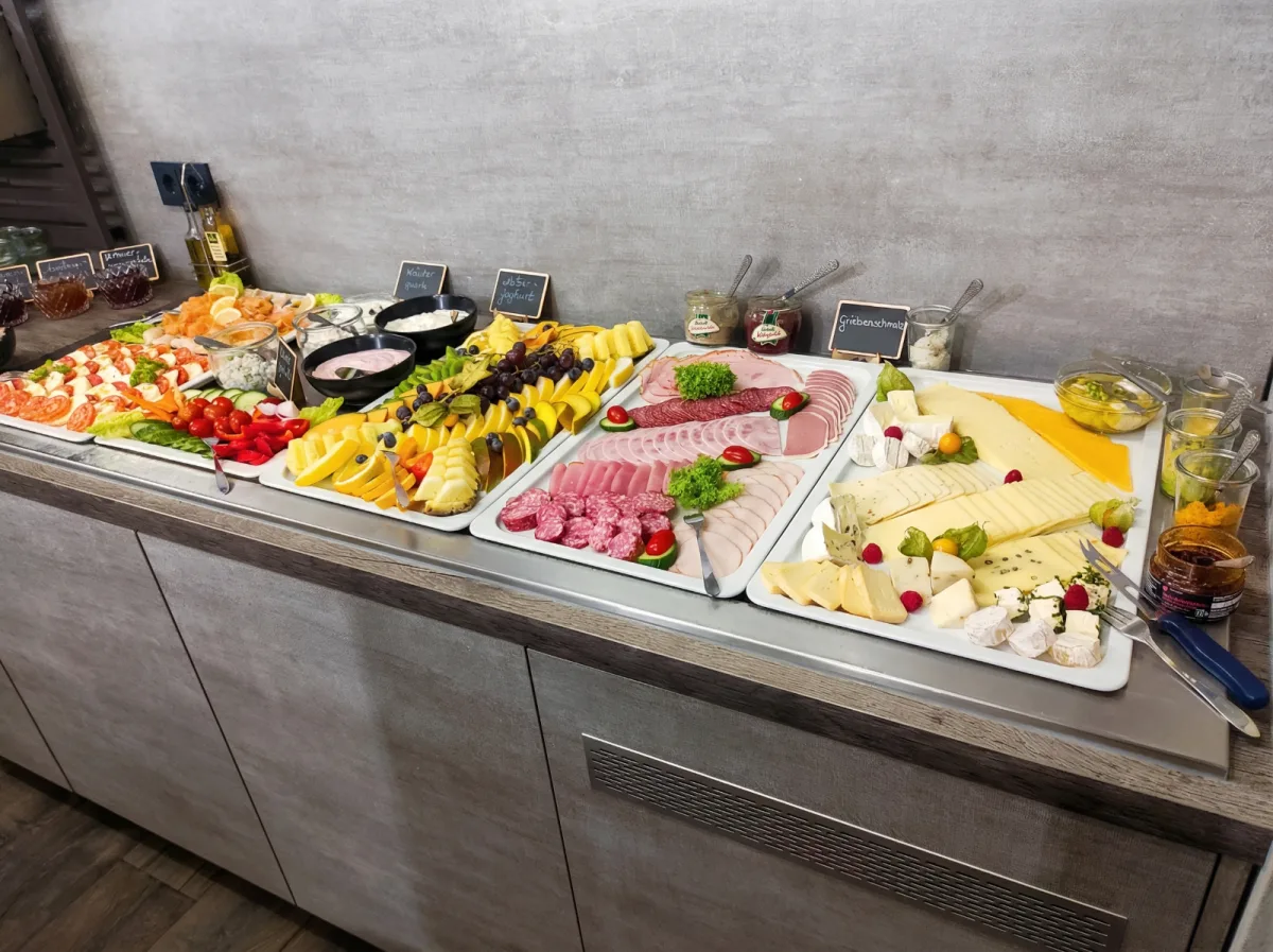 Reichhaltige Käse-, Wurst-, Obst- und Gemüseauswahl am Frühstücksbuffet