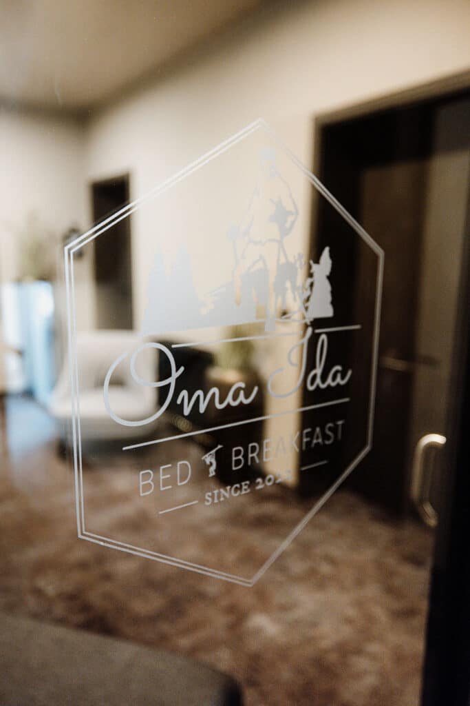 Oma Ida Logo auf Glastür in Braunlage