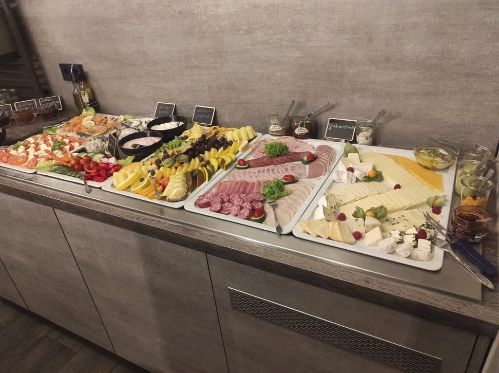 Von Aufschnitt, Obst/Gemüse und Käse, alles vorhanden