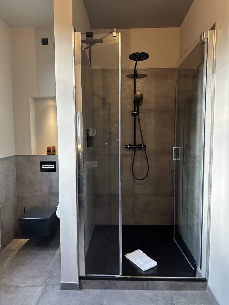 Geräumige Dusche im Hotel Oma Ida in Braunlage