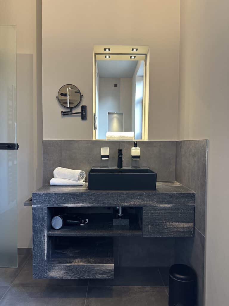 Moderne Waschtische in ihrem Harzer Hotel Oma Ida